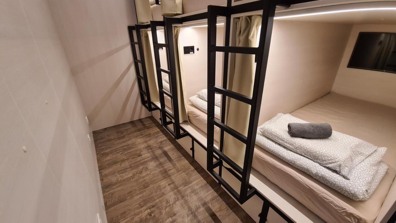 Cabin Hostel Любляна Экстерьер фото